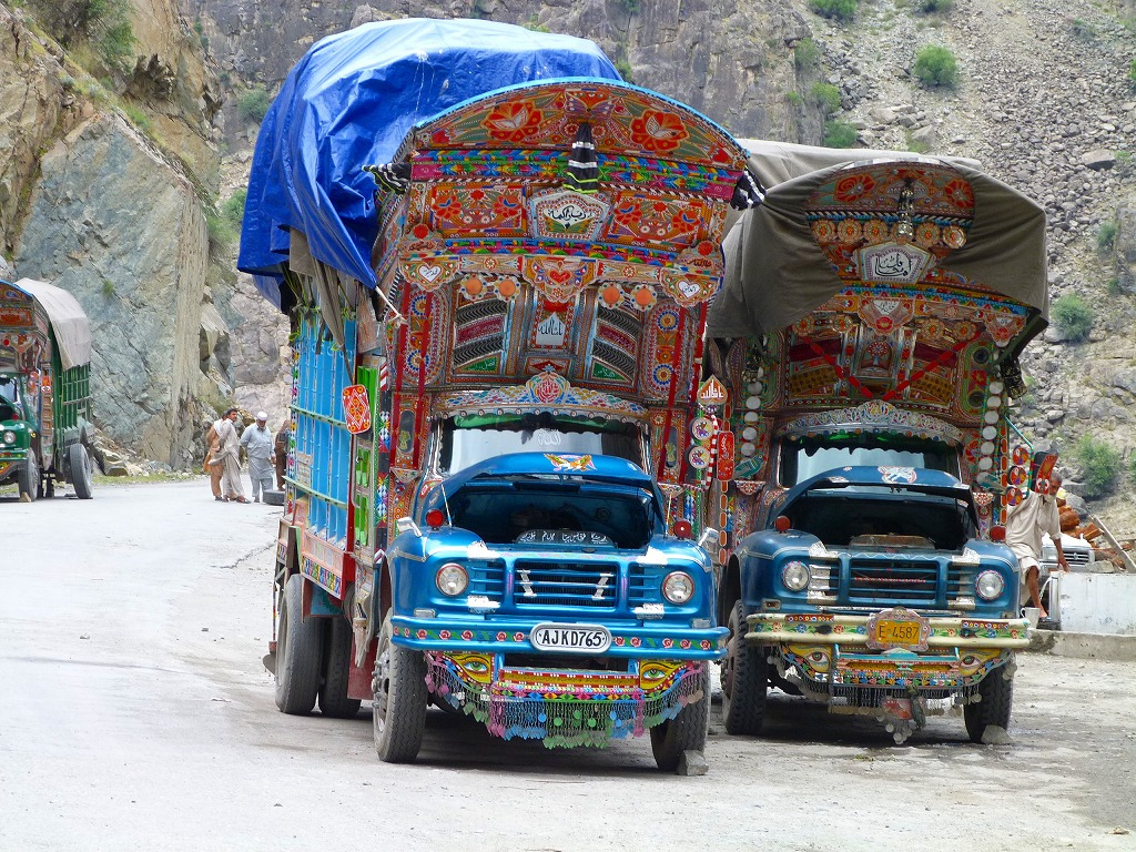 27 - Camions sur la KKH