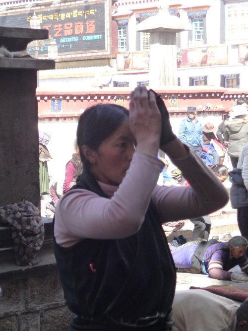 783 Lhasa Barkhor prosternations devant le Jokhang Temple