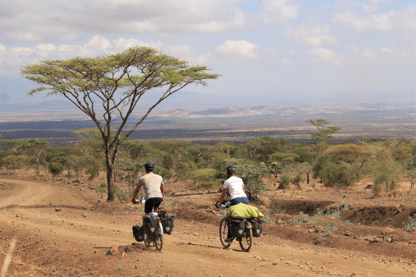 3.pierrick et maelle à vélo afriquebis