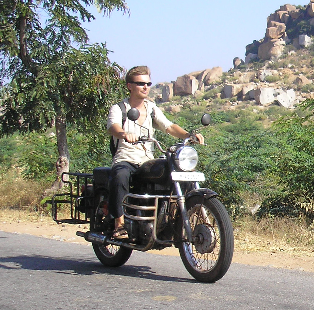 moi moto hampi
